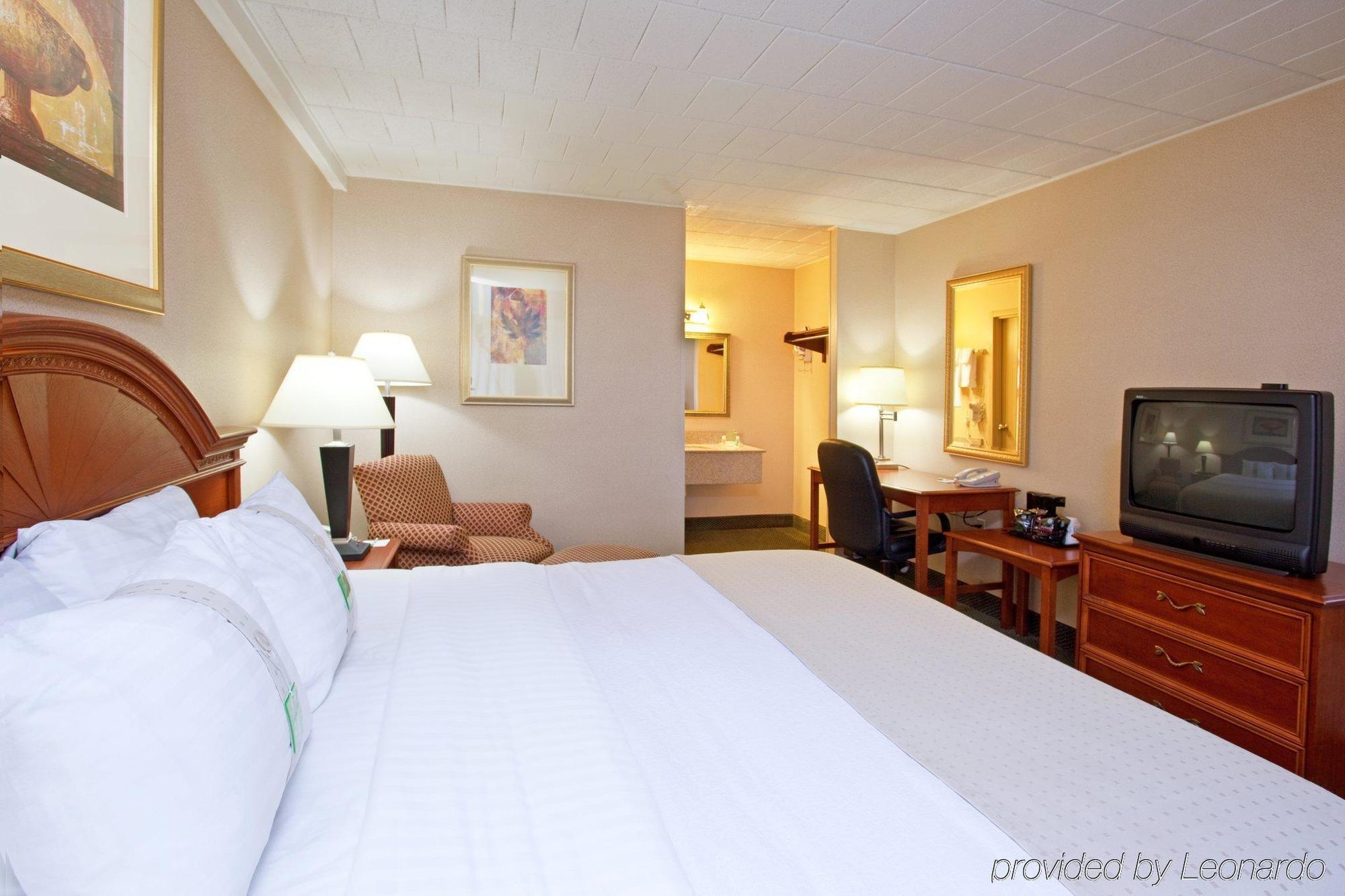 Ramada By Wyndham Indiana Hotel Room photo